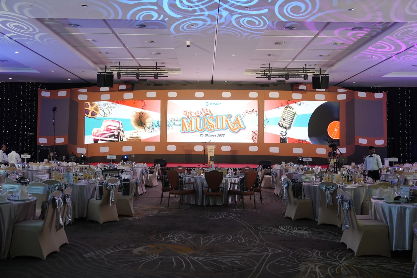 Dinner hall and stage for Nostalgia Musika